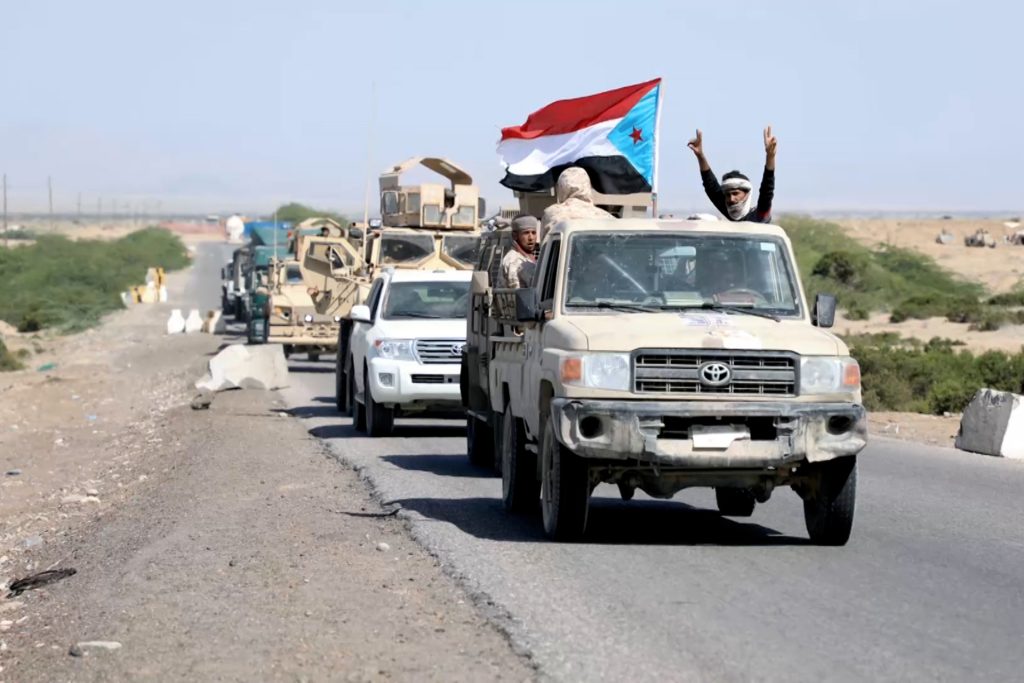 كيف دفعت سيطرة “الانتقالي” على حضرموت والمهرة الحكومة اليمنية لمغادرة عدن؟