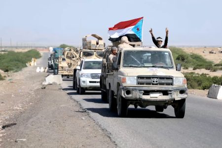 كيف دفعت سيطرة “الانتقالي” على حضرموت والمهرة الحكومة اليمنية لمغادرة عدن؟