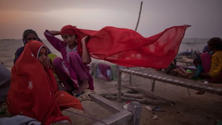 “طفولتي تلاشت ببساطة”.. عرائس الرياح الموسمية في باكستان