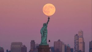 فيديو – رياح عاتية تُسقط “تمثال الحرية”.. ما الذي حدث فعلًا؟