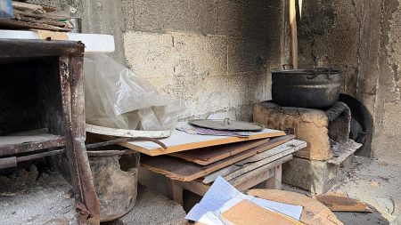 غزة بلا وقود: أزمة الغاز تتحول إلى كارثة إنسانية.. ونازحون يطبخون على الحطب والورق!