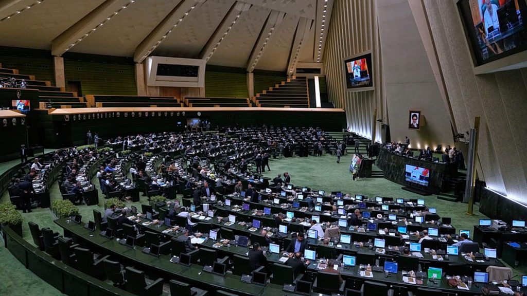 بزشكيان تحت الضغط: هل يتيح النظام الإيراني عزل الرئيس؟