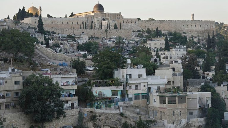 العفو الدولية تطالب بوقف تهجير عائلة فلسطينية في القدس