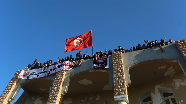 القضاء التونسي يرفض الإفراج عن الناشطة المناهضة للعنصرية سعدية مصباح ويؤجل محاكمتها