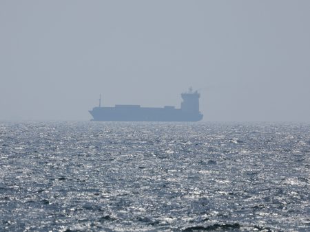 إيران تحتجز ناقلة “وقود مهرب” في خليج عمان وتعتقل طاقمها