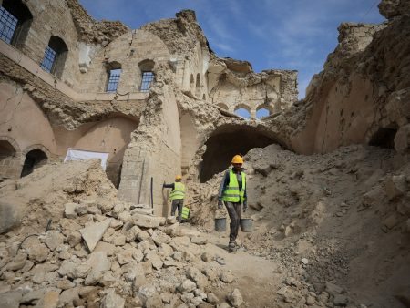 سكان غزة يسابقون الزمن للحفاظ على تراثهم الثقافي بعد الدمار جراء الحرب