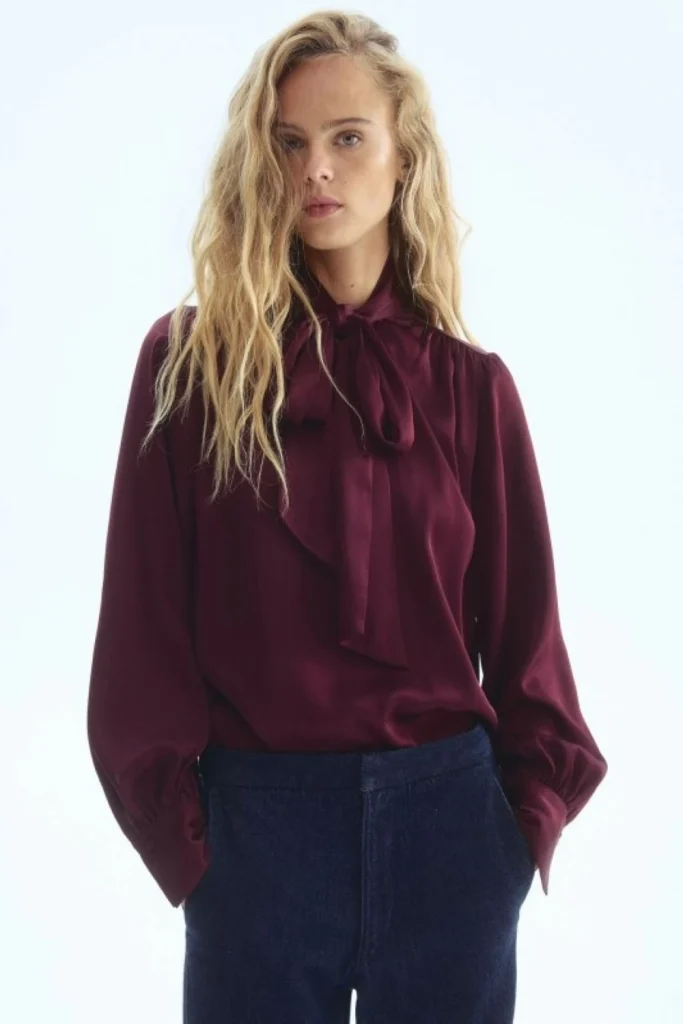 ياقة اللافاليير تعود بروح عصرية وأناقة متجددة – أخبار السعودية