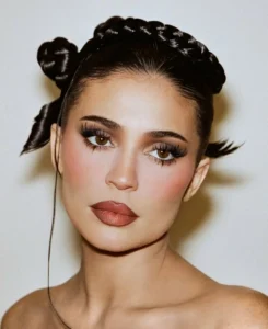 تسريحة «كايلي جينر» في الكريسماس.. قوة أنثوية بلمسة كوتور – أخبار السعودية