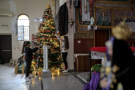 أطفال مسيحيون بغزة لا يعرفون بابا نويل وشجرة الميلاد