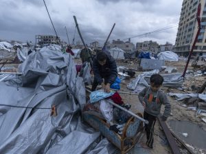 بالصور.. خيام تتطاير وأطفال يواجهون البرد بلا مأوى في غزة