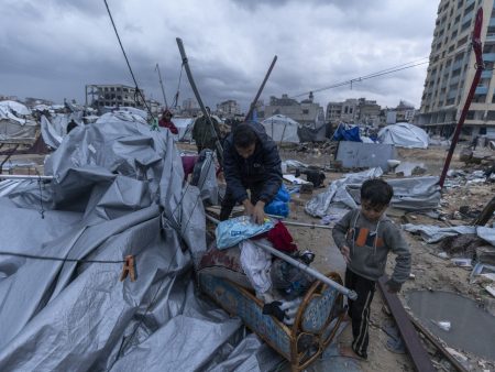 بالصور.. خيام تتطاير وأطفال يواجهون البرد بلا مأوى في غزة