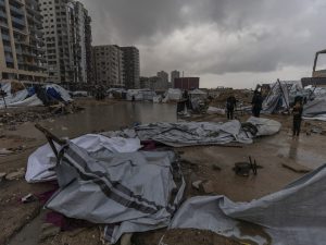 وفاة 17 فلسطينيا إثر انهيار المباني بغزة جراء المنخفضات الجوية