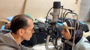 بين الغبار والحصار.. مرضى القرنية بغزة يبحثون عن نور يعيد أبصارهم