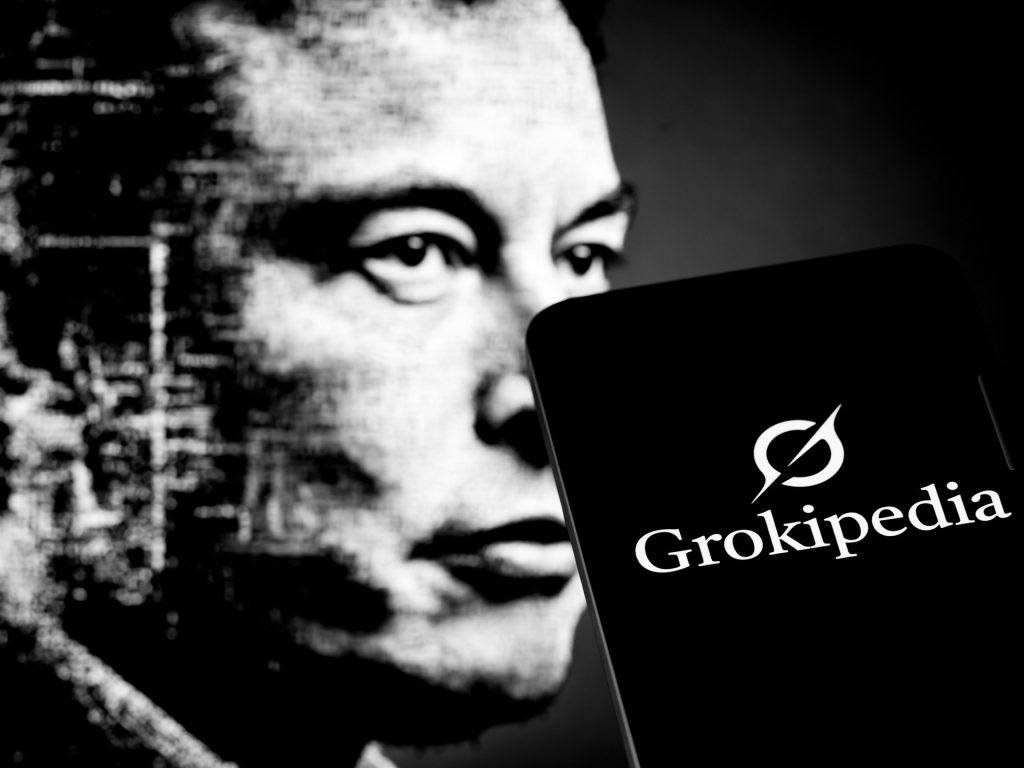 “غروكيبيديا” لا تقبل التعديلات إلا بعد موافقة الذكاء الاصطناعي عليها