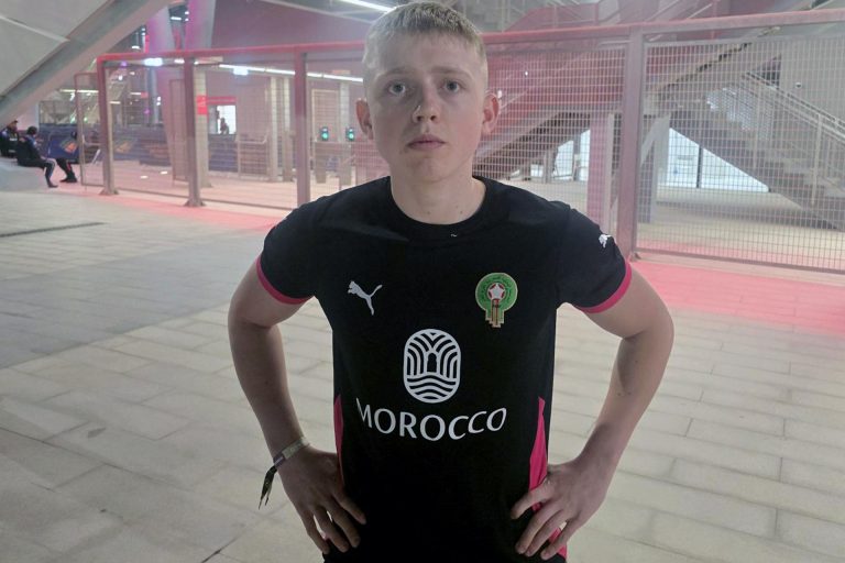 “المغرب غيّر حياتي”.. شاب إنجليزي يكشف للجزيرة نت سر تشجيعه أسود الأطلس ودوافع إسلامه