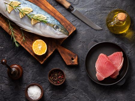 السلمون أم التونة؟ دليلك لاختيار الأسماك الأنسب لصحتك