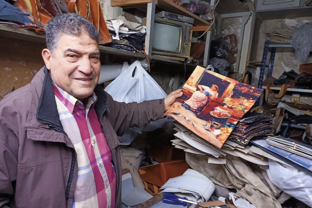 رائحة الجلود والذاكرة.. ورشة صغيرة تحرس تراثا عمره قرن بالقاهرة القديمة