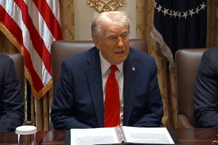 سوريون: ترامب يرفع العقوبات ويغلق أمامنا أبواب المطارات