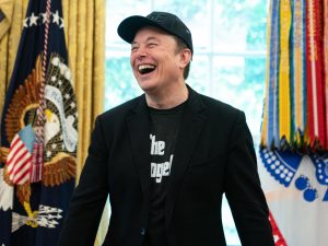 إيلون ماسك أول شخص تبلغ ثروته 600 مليار دولار