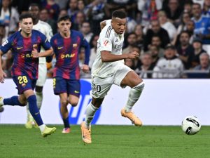 قانون فينغر الجديد يغير كرة القدم.. كيف سيفيد مبابي ويضر برشلونة؟