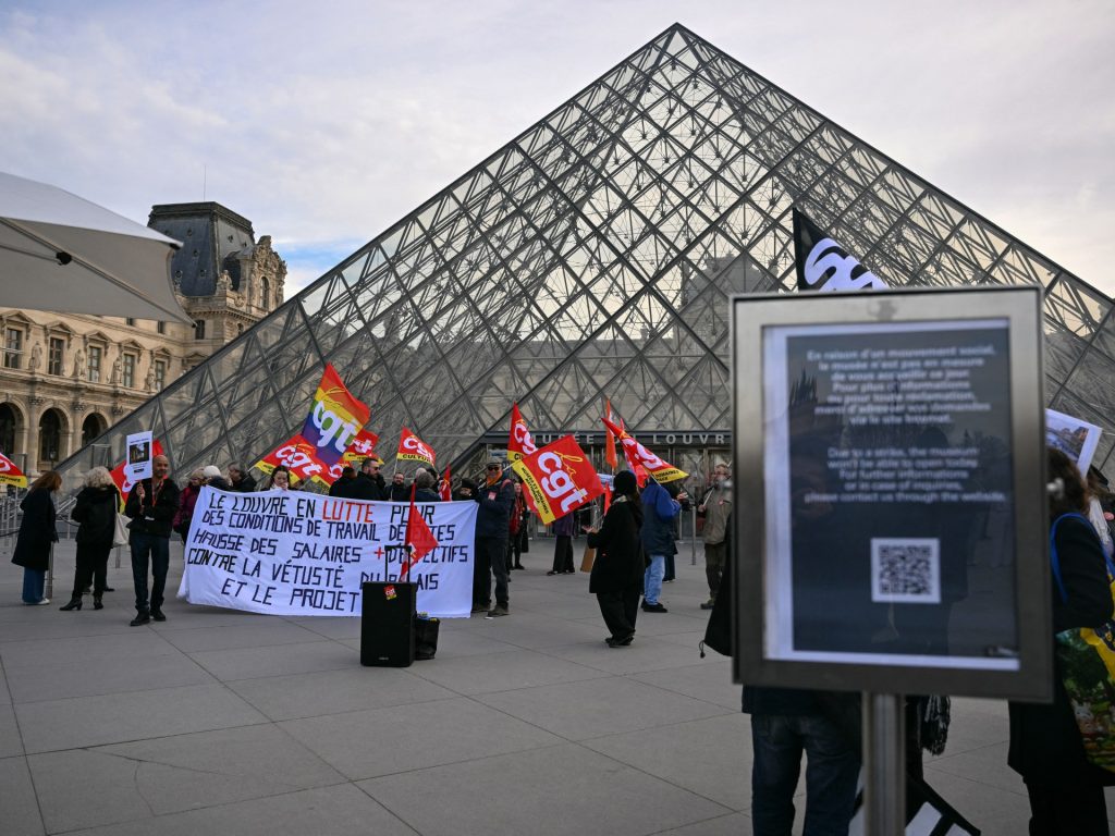 عمال متحف اللوفر يصوتون بالإجماع لتمديد الإضراب