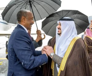 رئيس مجلس السيادة الانتقالي بالسودان يصل إلى الرياض