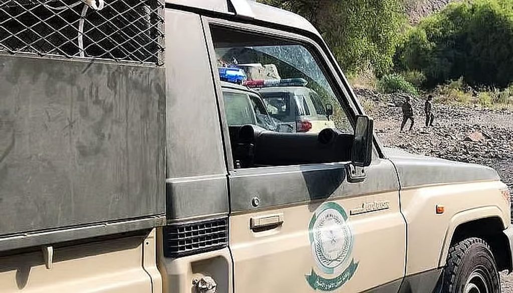 القبض على مصري لنقله مخالفين لنظام أمن الحدود في عسير