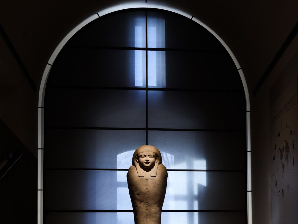 تسرب مياه في متحف اللوفر يتلف مئات الكتب بقسم الآثار المصرية