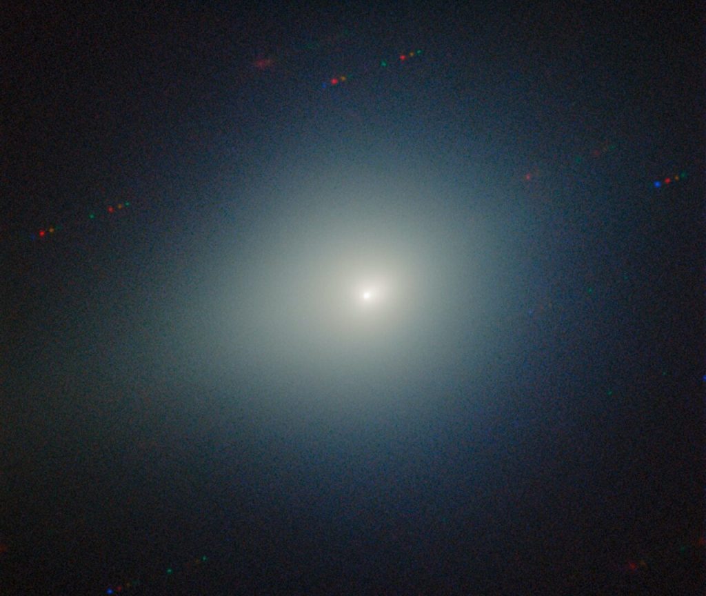 المذنب الضيف 3 آي/أطلس يلمع بالأخضر وهو يودّع النظام الشمسي