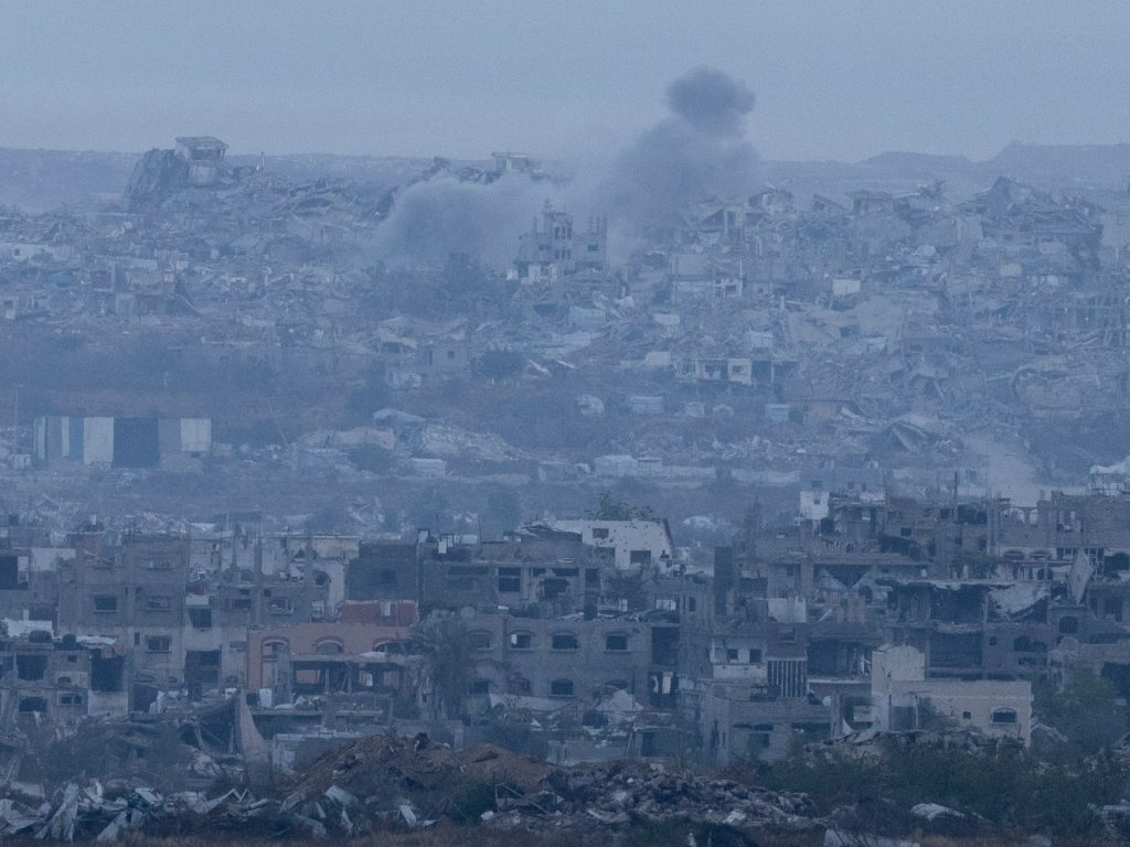 غارات إسرائيلية وقصف مدفعي على غزة واقتحامات ليلية بالضفة