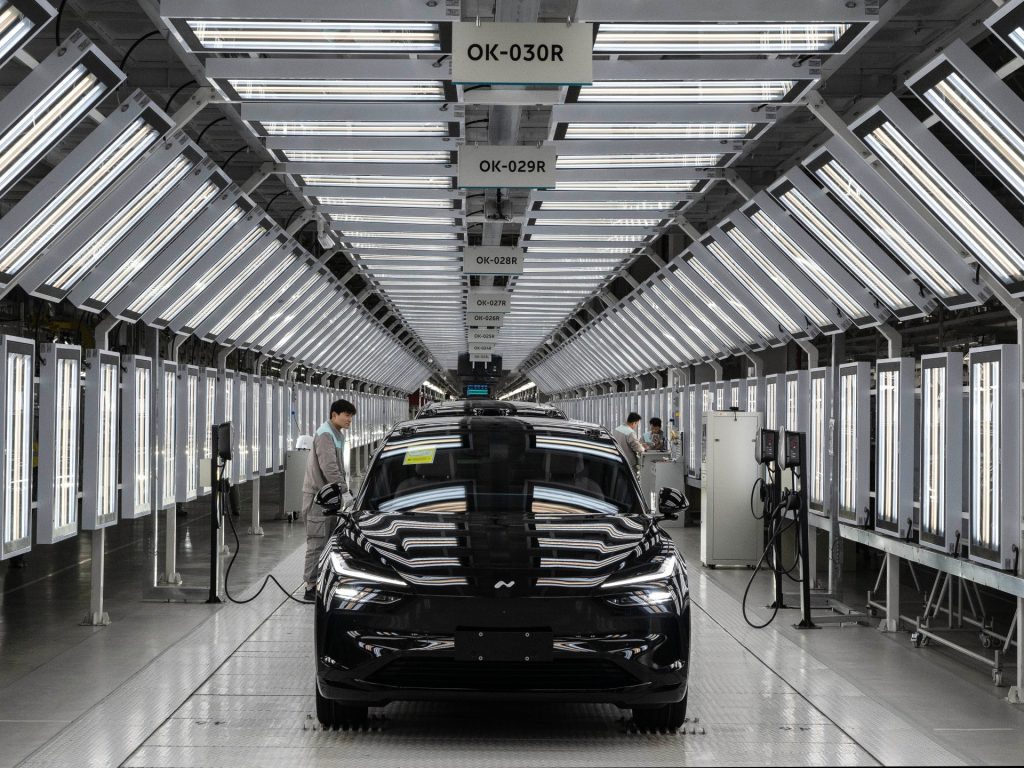 الفيزياء تمهد لجيل جديد من البطاريات قد يتلاعب باقتصاد السيارات الكهربائية