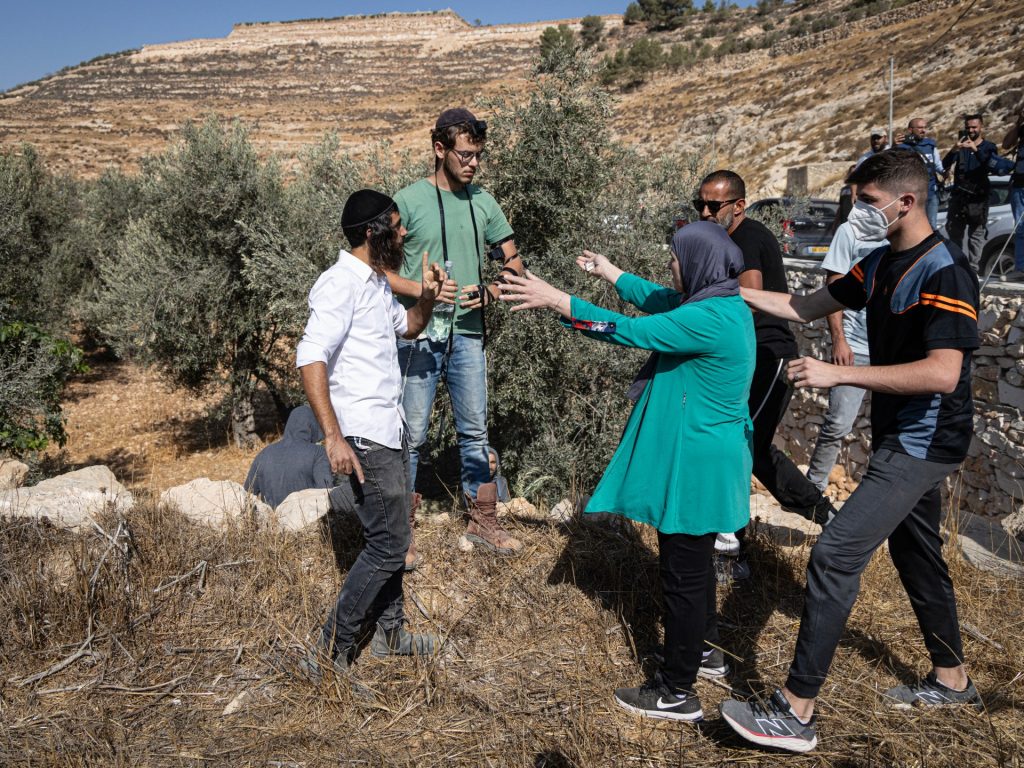 الاحتلال يقتل فلسطينييْن ويخلي مستوطنات استباقا لزيارة أميركية