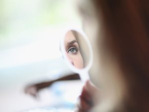 حين تخاطبنا المرآة.. أقدم مواجهة للإنسان مع صورته