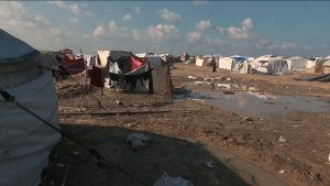 المطر والبرد يضربان غزة.. خيام غارقة وبيوت مهددة بالانهيار