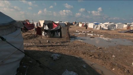 المطر والبرد يضربان غزة.. خيام غارقة وبيوت مهددة بالانهيار