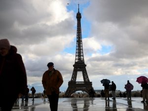 لوموند: على فرنسا أن تستعد لتفادي شتاء ديمغرافي قاس