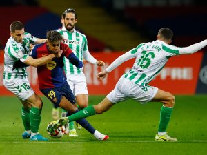 ريال بيتيس ضد برشلونة بالدوري الإسباني.. الموعد والتشكيلتان المتوقعتان والقنوات الناقلة