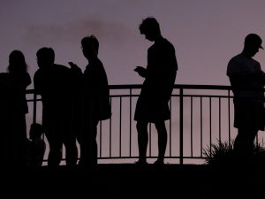 أستراليا تحظر السوشيال ميديا للقُصّر.. هل من خسارة اقتصادية؟