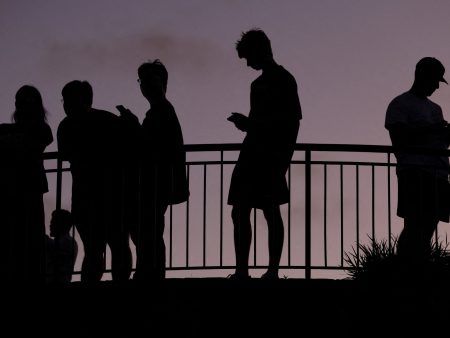 أستراليا تحظر السوشيال ميديا للقُصّر.. هل من خسارة اقتصادية؟