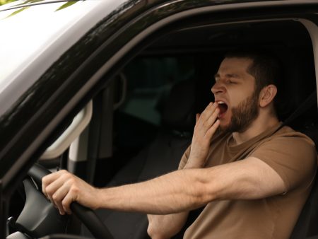النعاس أثناء القيادة يعادل تأثير الكحول.. هكذا تتفادى تبعات التعب