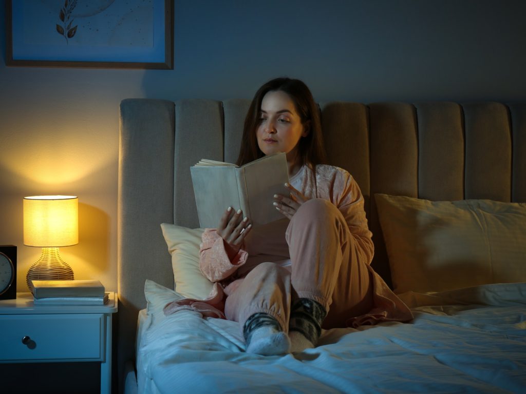 كيف تمنحك نصف ساعة قراءة نوما أعمق؟