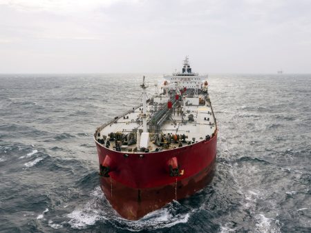 بلومبيرغ: نقص ناقلات النفط في العالم يتفاقم