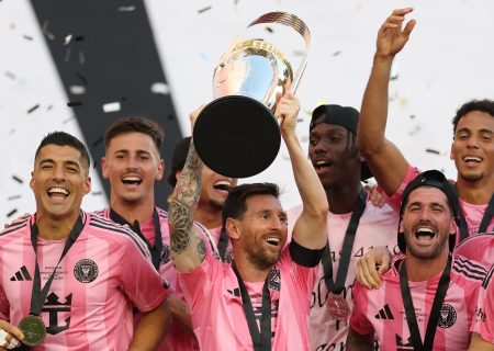 ميسي يعزز رصيده القياسي من البطولات