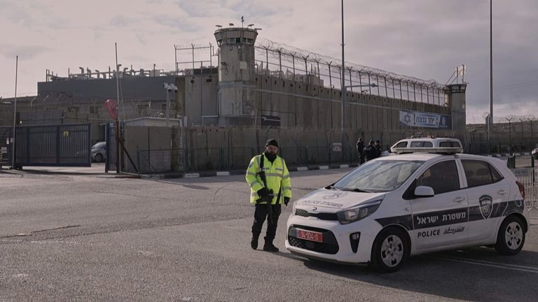 اغتصاب وتعرية قسرية وهجمات بالكلاب.. شهادات صادمة لرجال عن العنف الجنسي داخل السجون الإسرائيلية