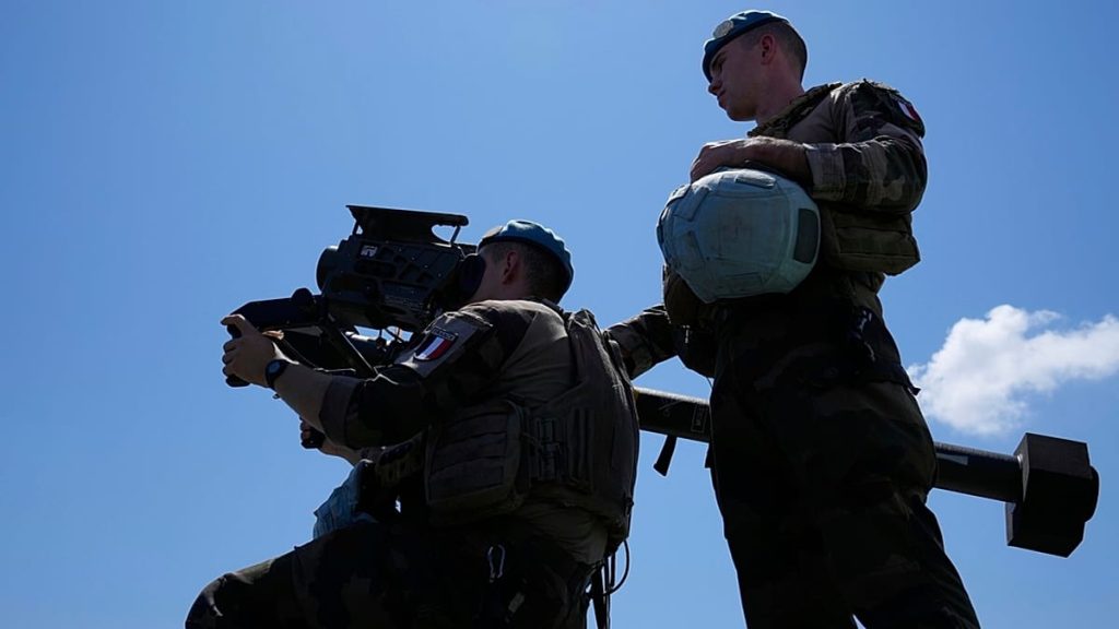 “اليونيفيل” تطالب إسرائيل بوقف “السلوك العدواني” عقب إطلاق نار على جنودها في جنوب لبنان