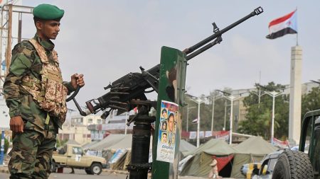 عملية عسكرية للحكومة اليمنية بهدف استعادة المعسكرات.. والمجلس الانتقالي يرفض هبوط طائرة سعودية