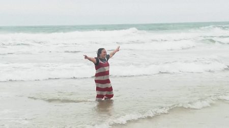 فيديو. سبّاحون يتحدّون برد الشتاء في تقليد رأس السنة على شاطئ كاركافيلوس قرب لشبونة