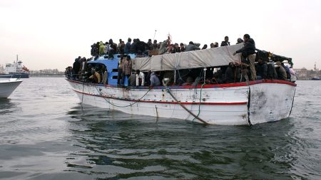 ثاني أعلى حصيلة منذ 2018: أكثر من 41 ألف مهاجر عبروا المانش إلى بريطانيا في 2025