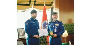 رئيس قوة الإطفاء كرّم نقيباً بجائزة أفضل ملصق علمي خلال GIS Day 2025