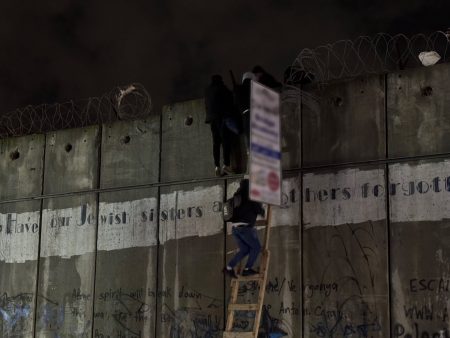 من المخاطرين أطفال ونساء.. الجزيرة نت تنقل المشهد بمحاذاة جدار الموت في القدس